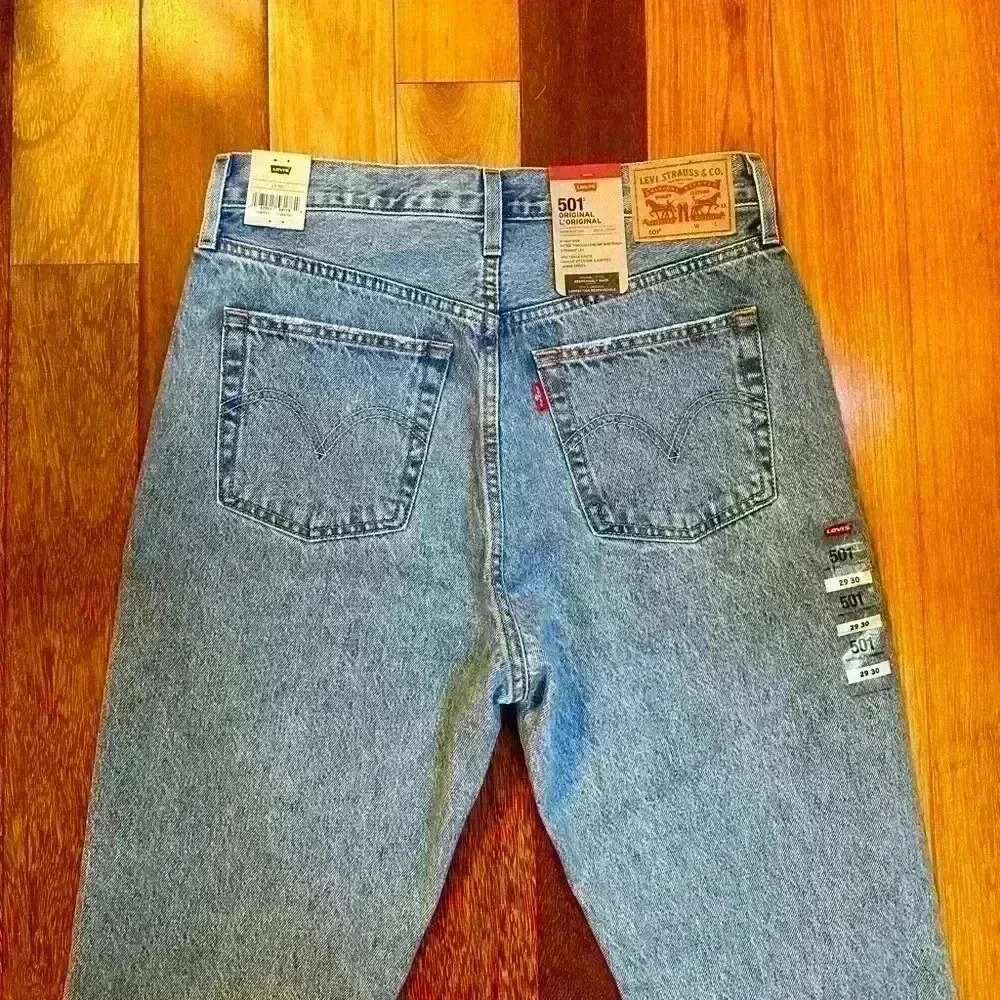 Levi’s |  Women’s straight leg light wash 501s size 29/30 BNWT - Picture 5 of 11